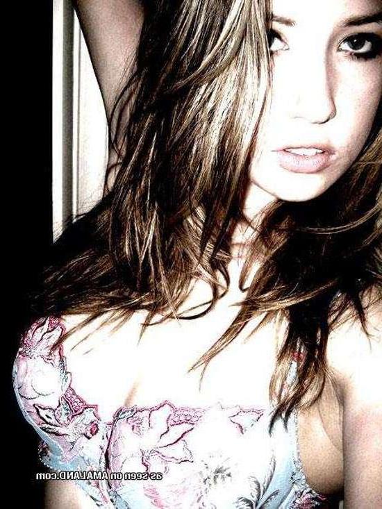 15P Artsy non nude shots from this brunette bombshell