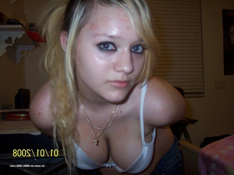 15P Hot blonde babe showing off her fine tits on cam