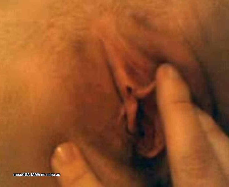 14P Pictures of a hot teen girl showing her pussy on cam