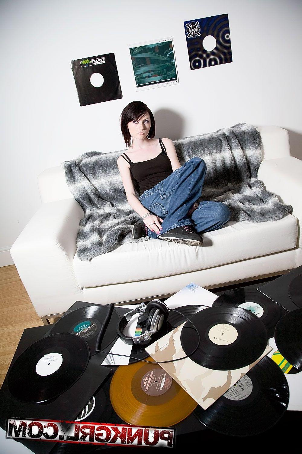 15P Pictures of punkgrl Izzy stripping on the couch