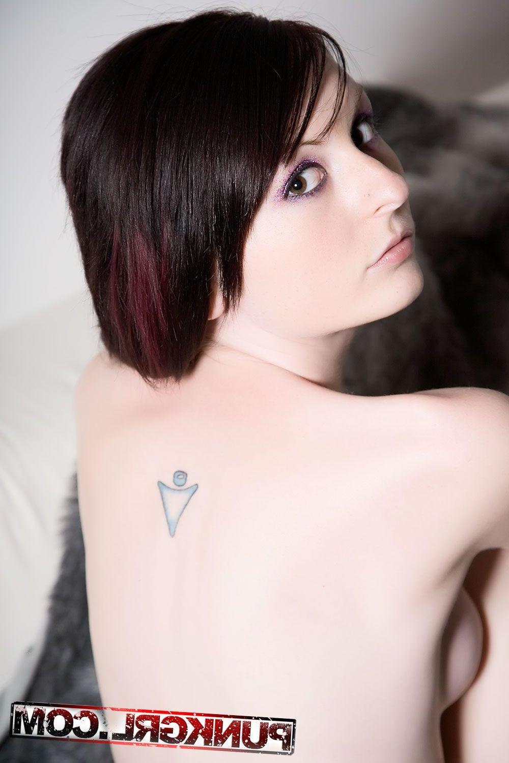15P Pictures of punkgrl Izzy stripping on the couch