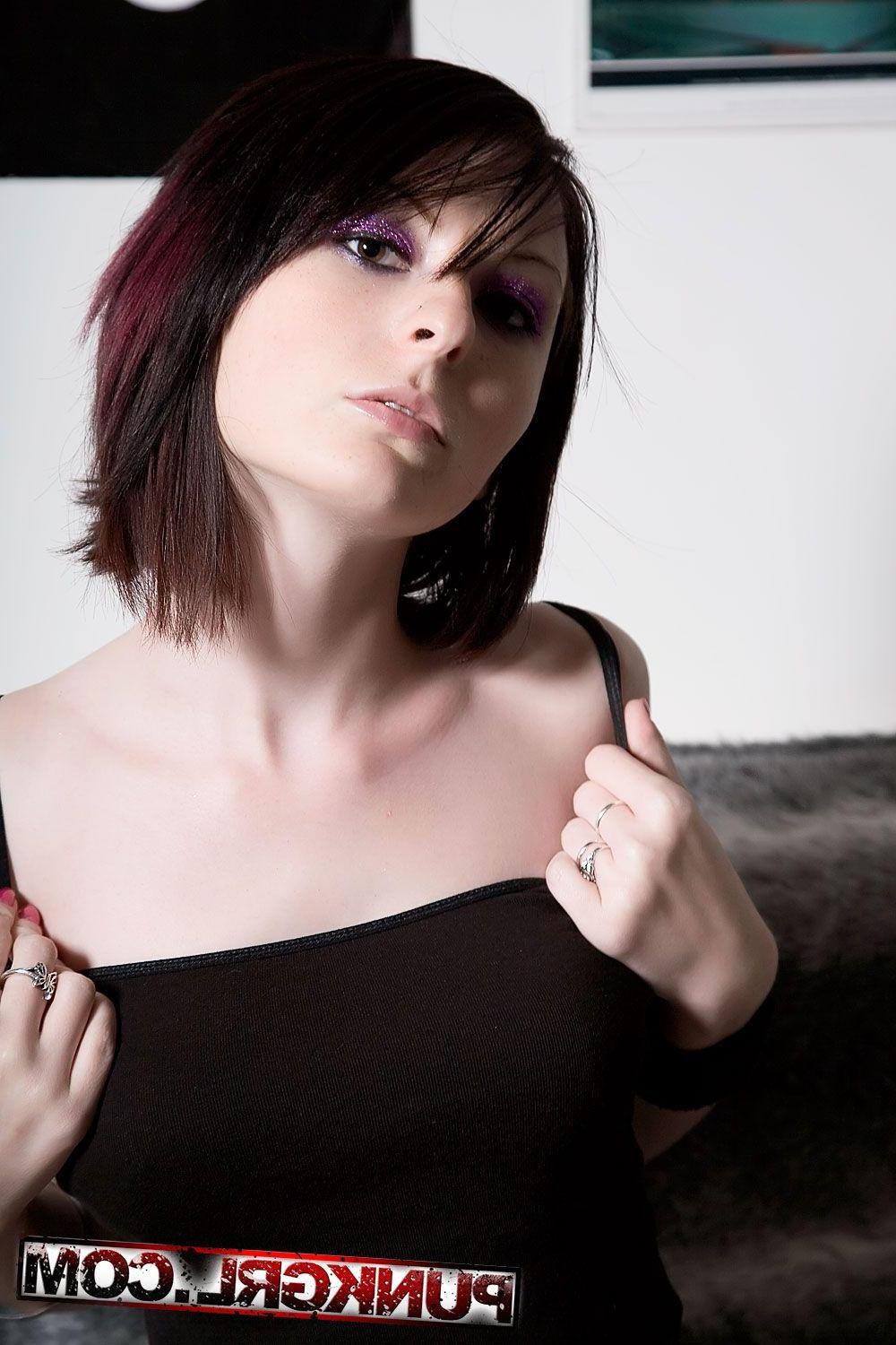 15P Pictures of punkgrl Izzy stripping on the couch