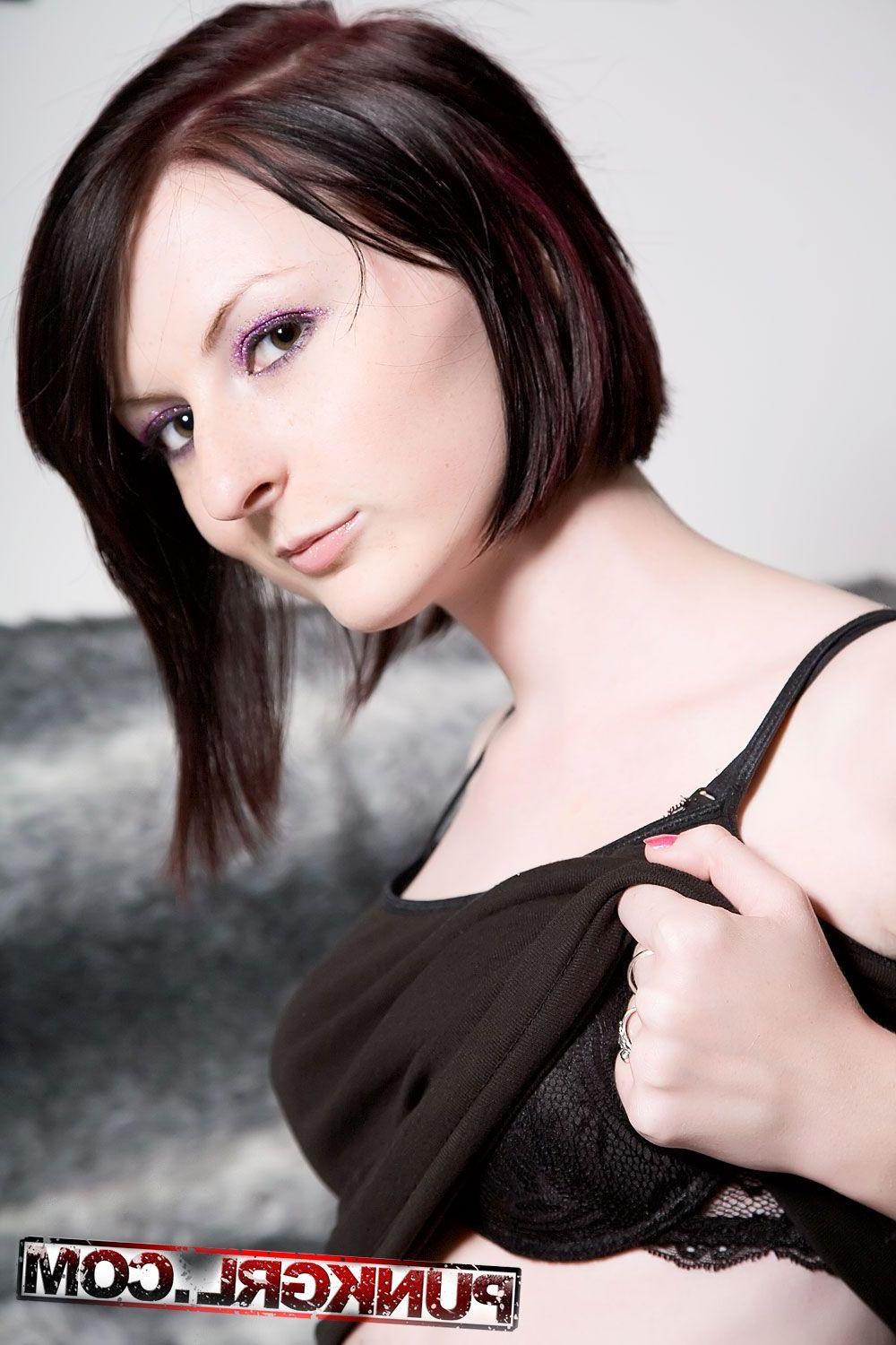 15P Pictures of punkgrl Izzy stripping on the couch