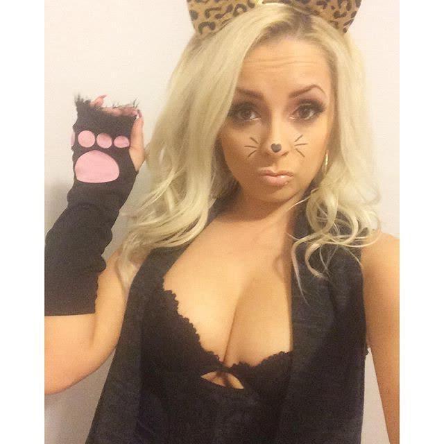 14P Hot blonde takes selfies of her pretty face and busty cleavage