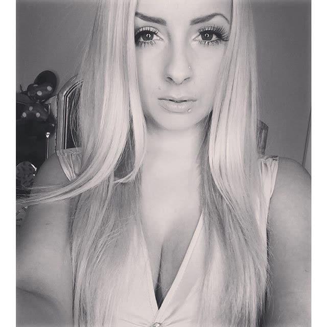 14P Hot blonde takes selfies of her pretty face and busty cleavage