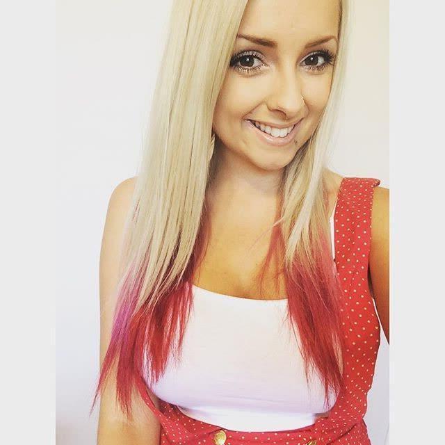 14P Hot blonde takes selfies of her pretty face and busty cleavage