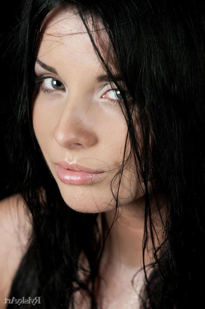 16P Stunning brunette girl Frida gets completely naked and spreads her legs