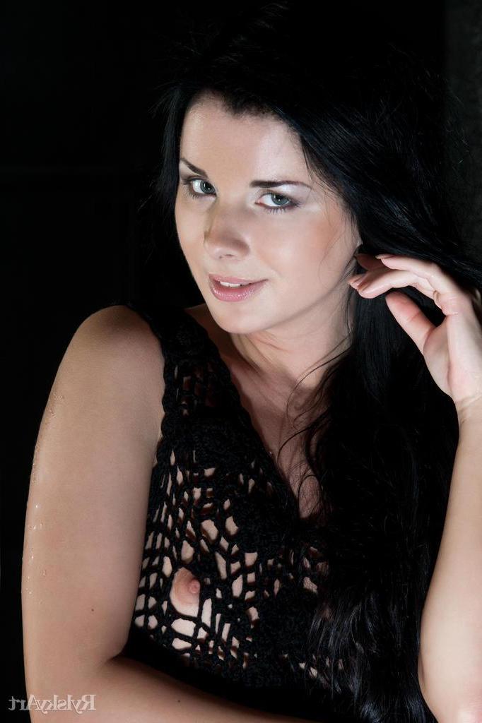 16P Stunning brunette girl Frida gets completely naked and spreads her legs