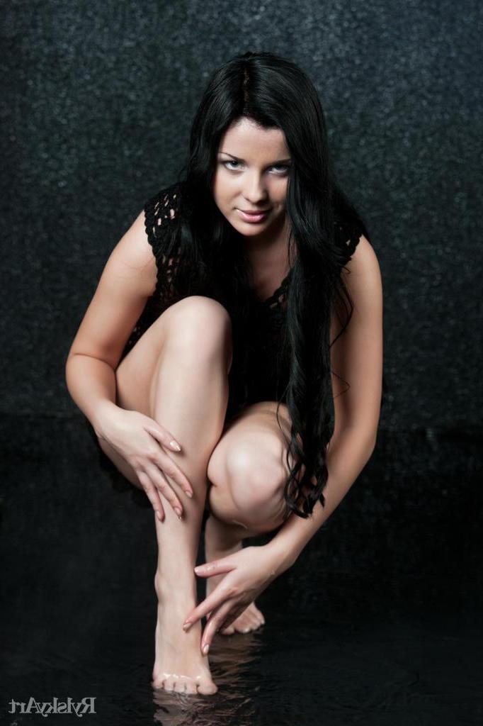 16P Stunning brunette girl Frida gets completely naked and spreads her legs