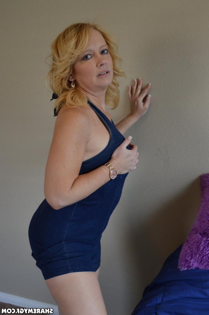12P Mature busty girlfriend gets naked and takes pictures
