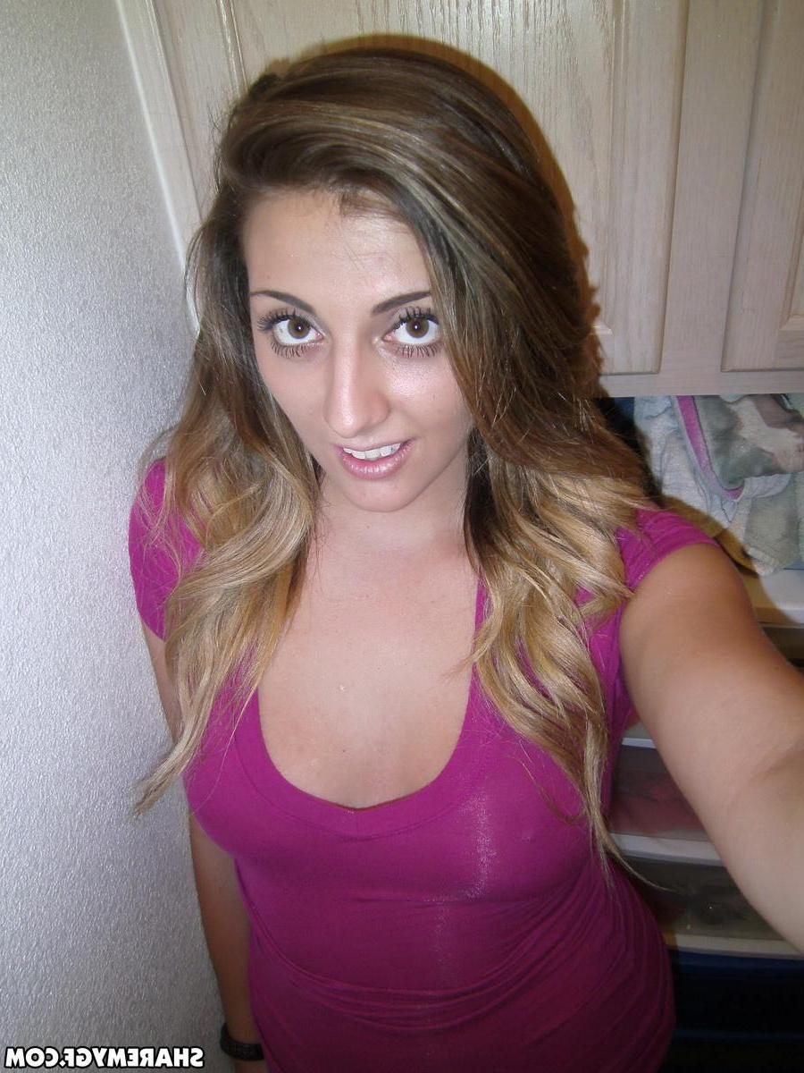 20P Amateur GF flashes her big natural boobs and round ass
