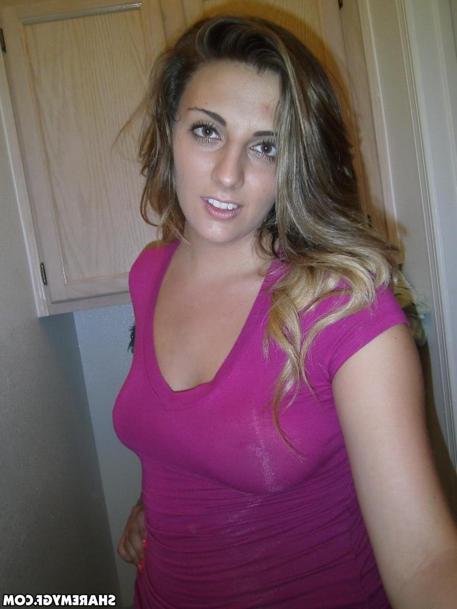20P Amateur GF flashes her big natural boobs and round ass