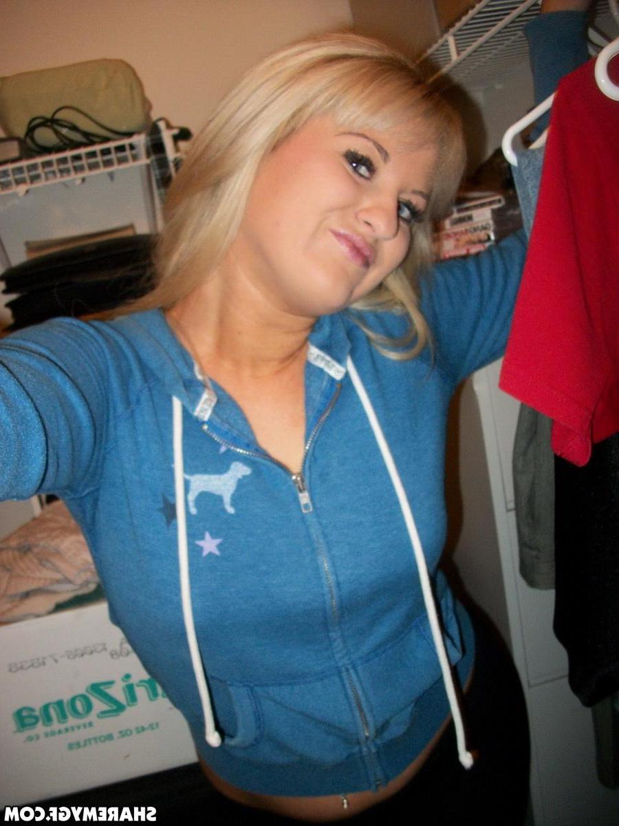 20P Blonde GF takes selfies of her round ass