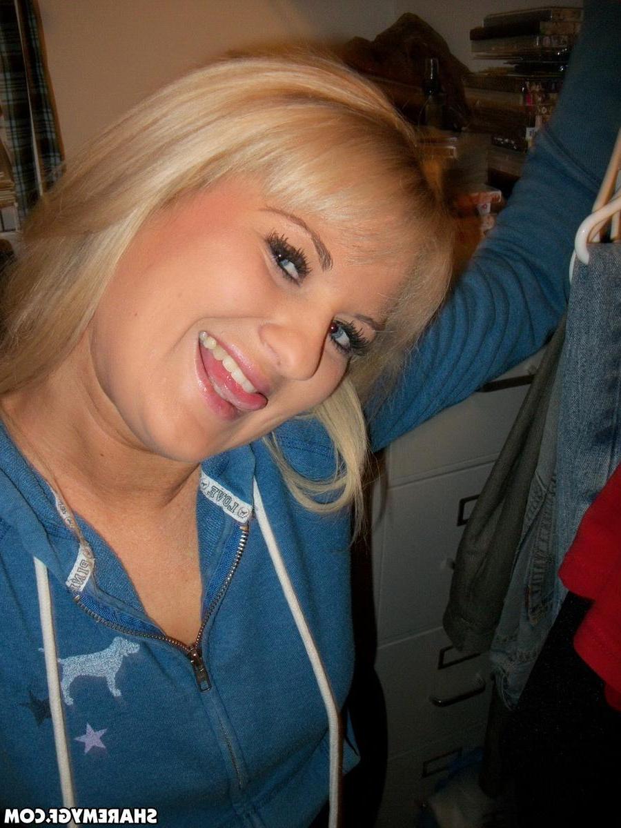 20P Blonde GF takes selfies of her round ass