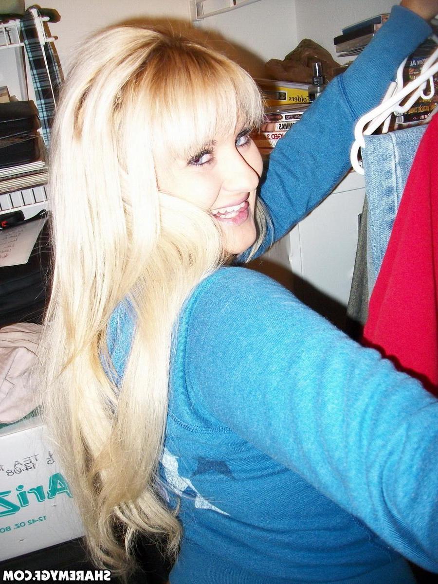 20P Blonde GF takes selfies of her round ass