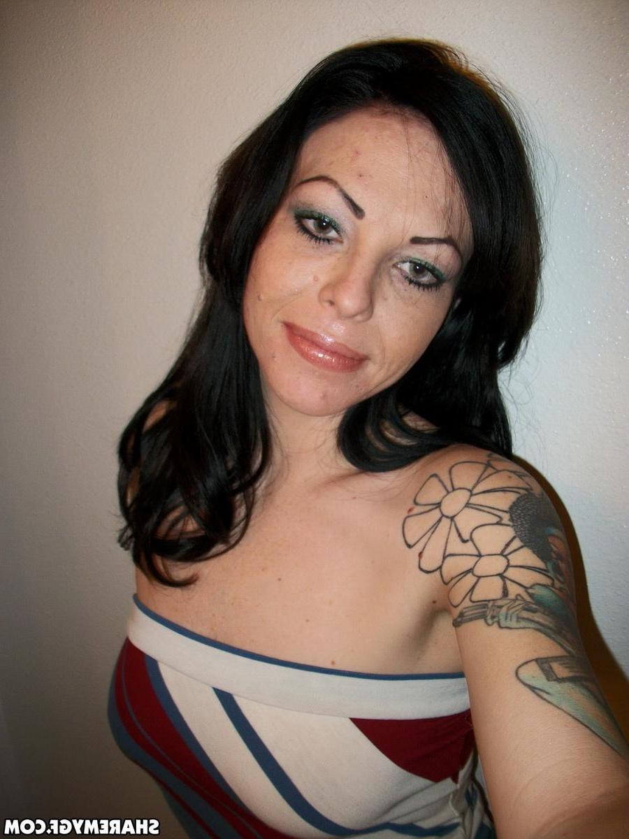 20P Alternative brunette girl takes selfies of her nude body for you