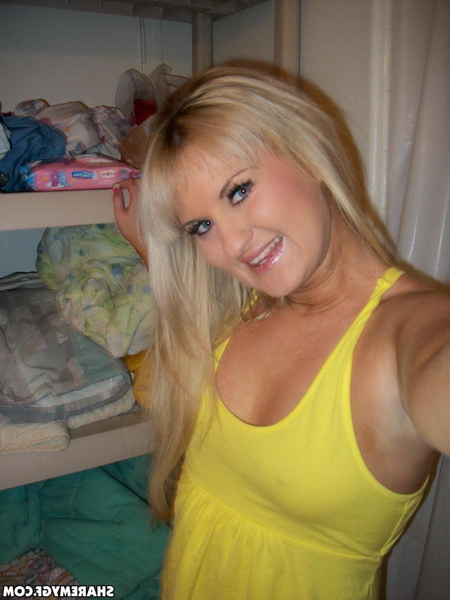 20P Blonde GF shares selfies of her sexy boobs and ass