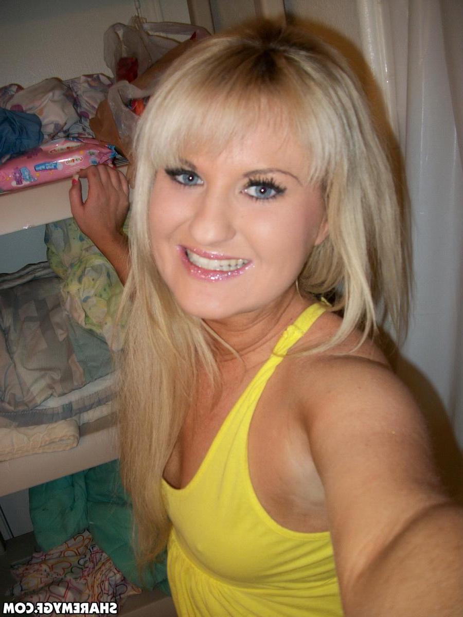 20P Blonde GF shares selfies of her sexy boobs and ass