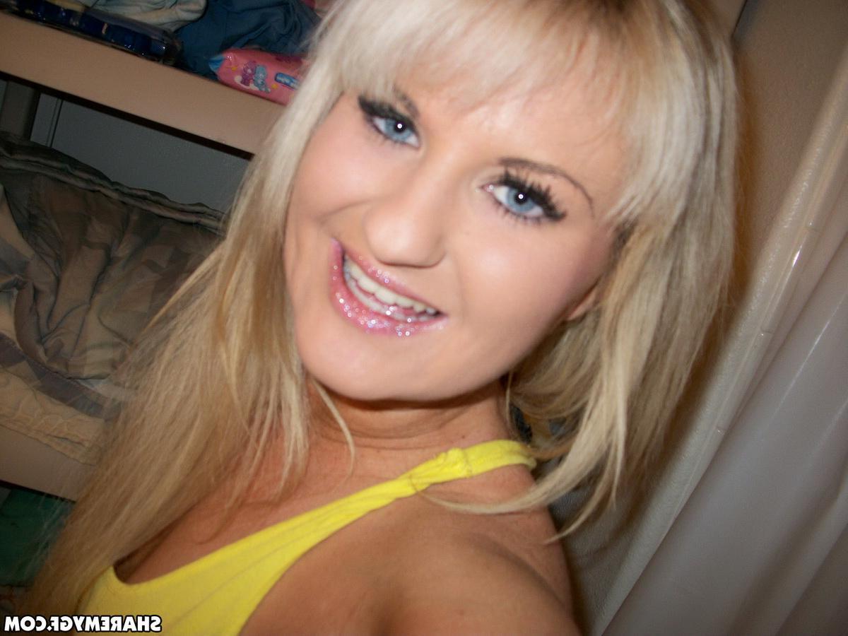 20P Blonde GF shares selfies of her sexy boobs and ass