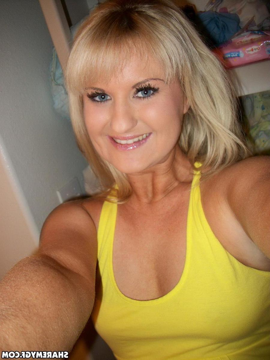 20P Blonde GF shares selfies of her sexy boobs and ass