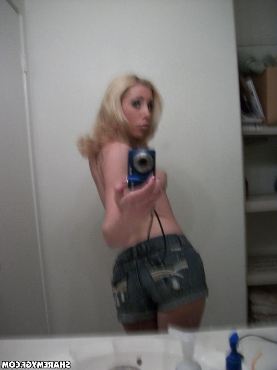 20P Hot blonde GF with tattoos takes selfies of her tight body