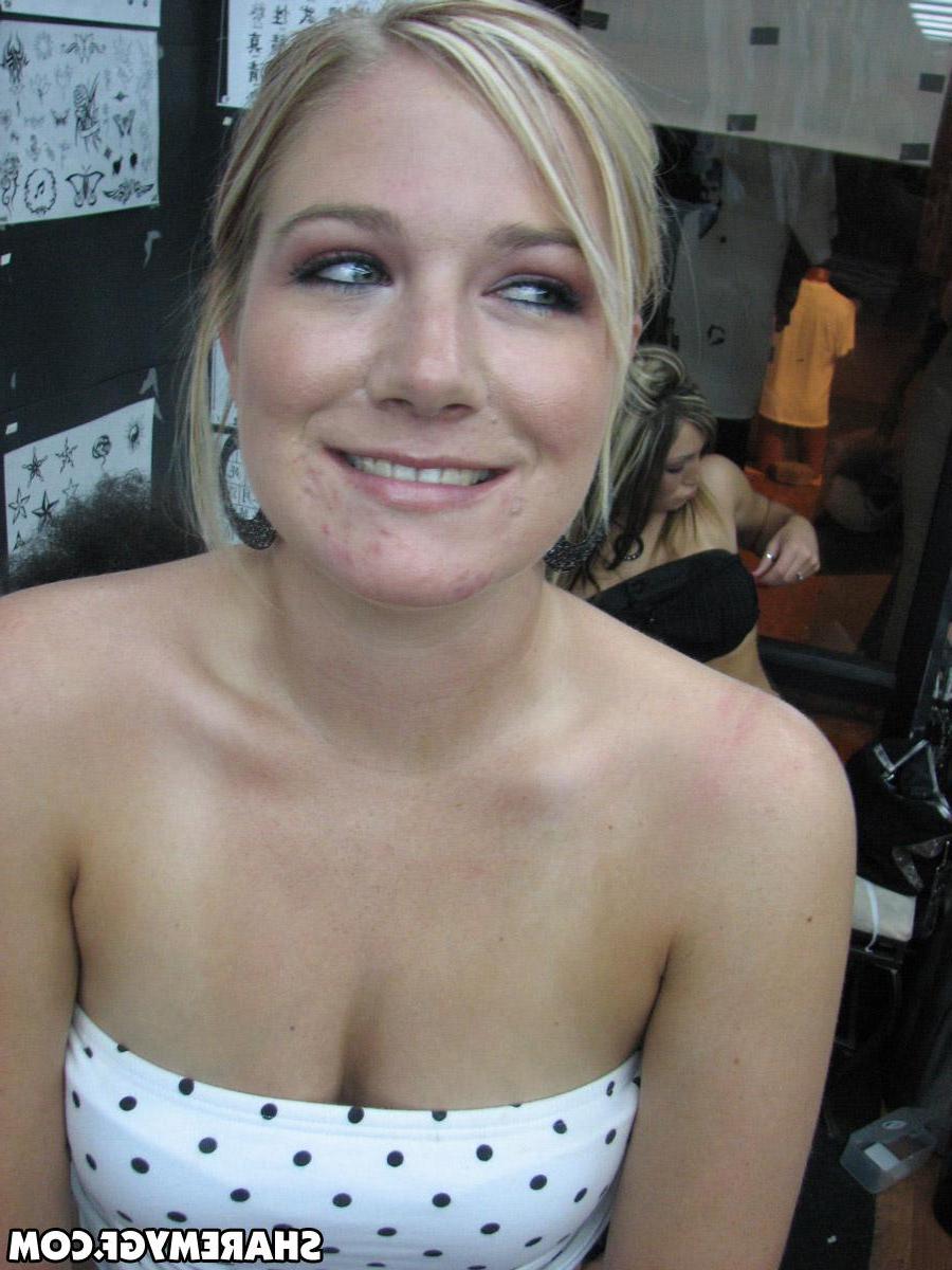 20P Blonde GF gets a tramp stamp at a convention