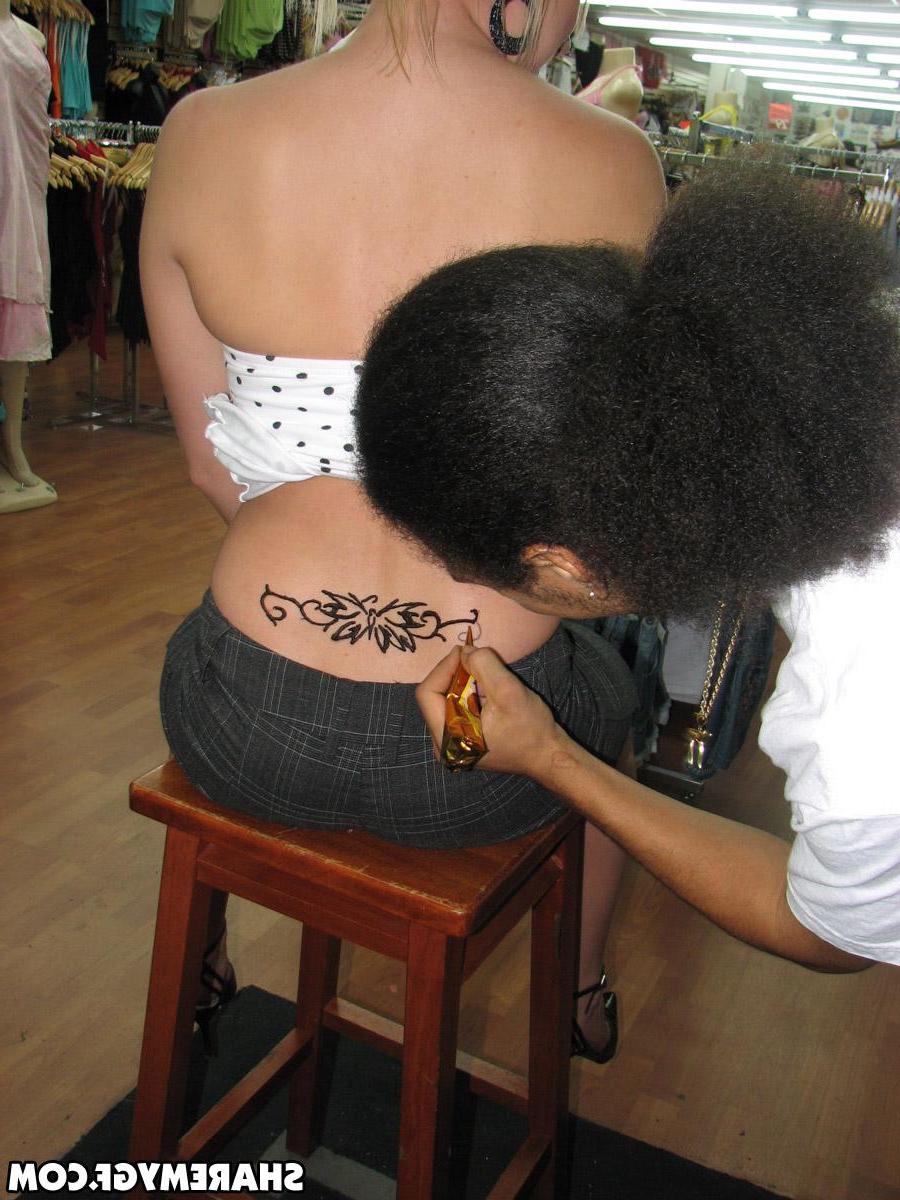 20P Blonde GF gets a tramp stamp at a convention