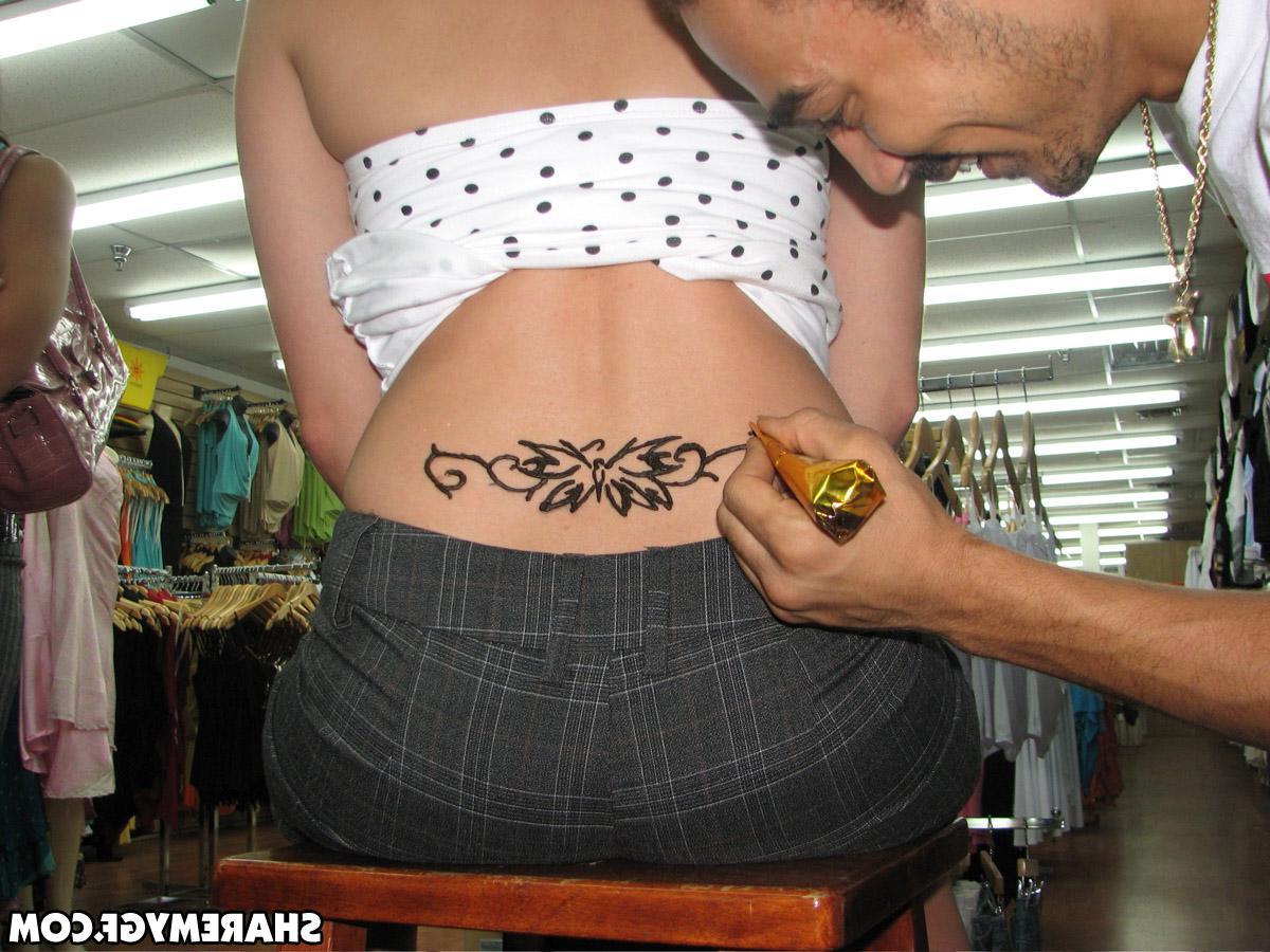 20P Blonde GF gets a tramp stamp at a convention
