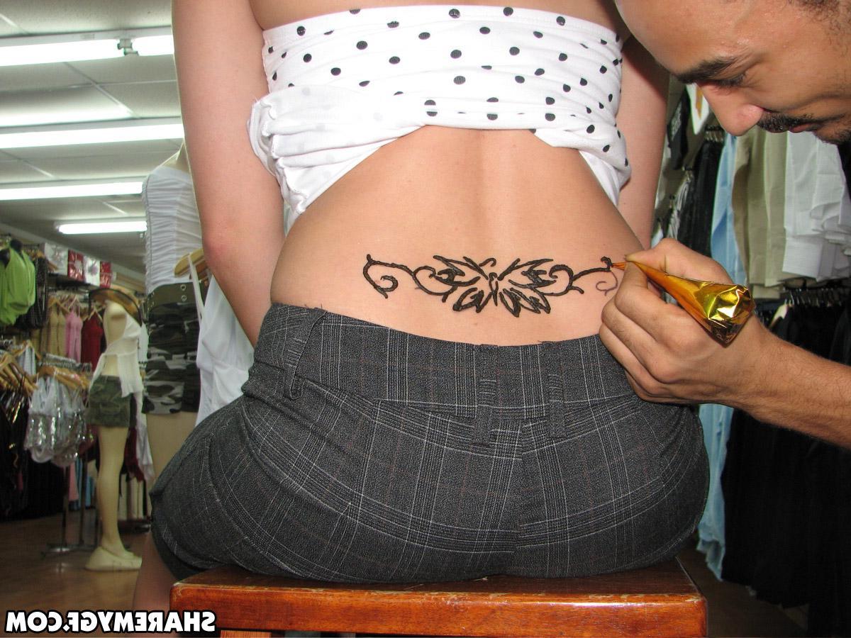 20P Blonde GF gets a tramp stamp at a convention