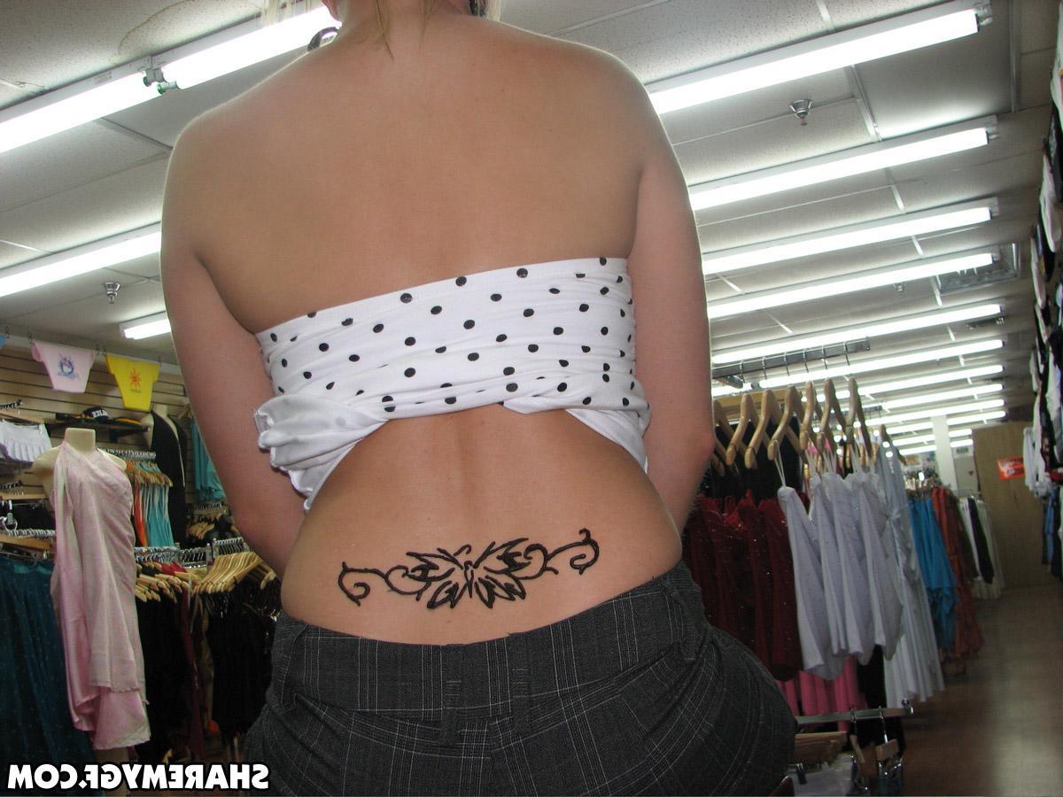 20P Blonde GF gets a tramp stamp at a convention