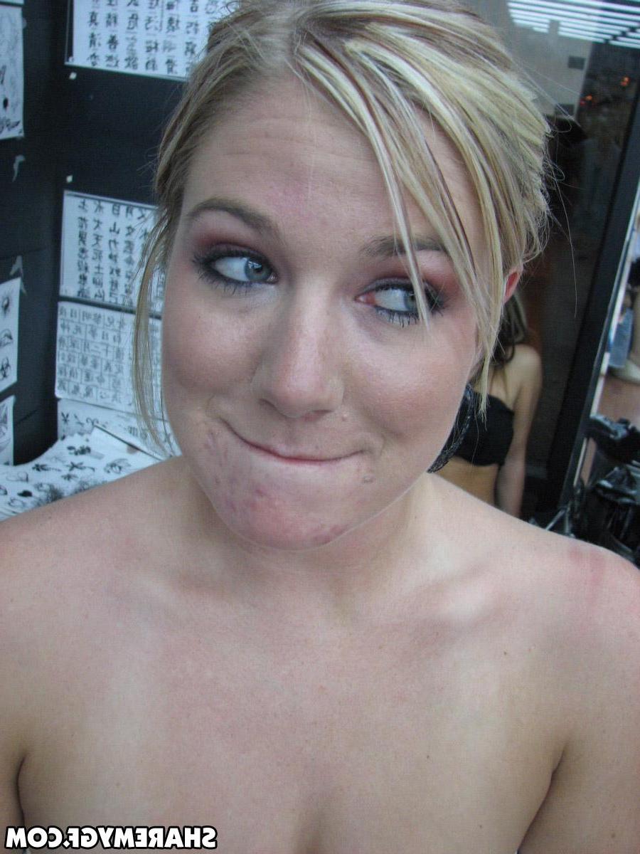 20P Blonde GF gets a tramp stamp at a convention