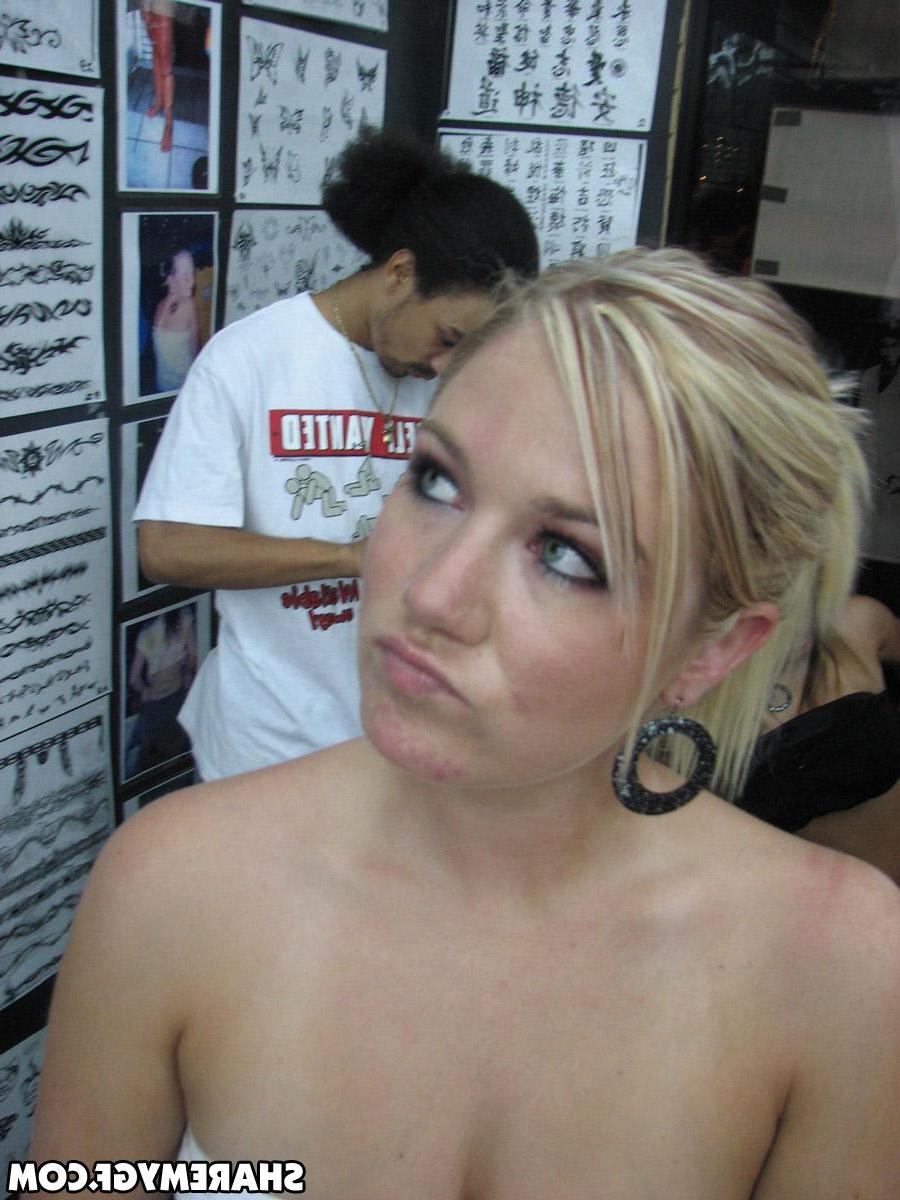 20P Blonde GF gets a tramp stamp at a convention