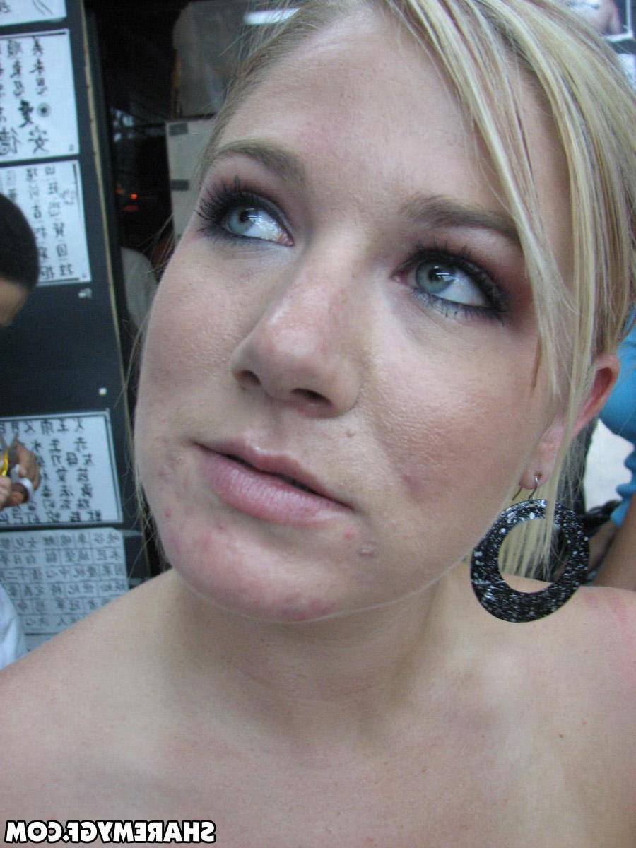 20P Blonde GF gets a tramp stamp at a convention