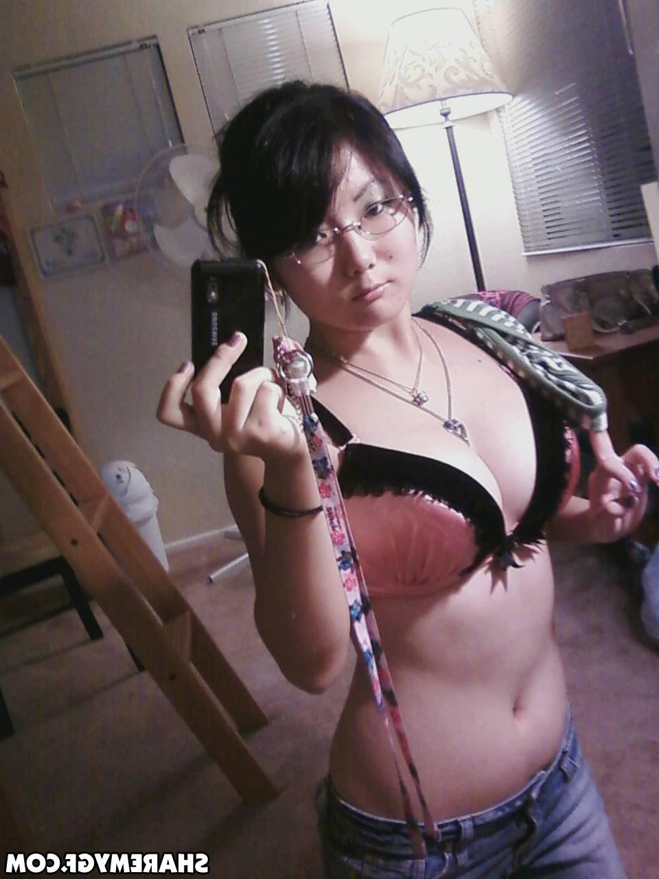 20P Hot asian GF shares some naughty selfies in her bedroom