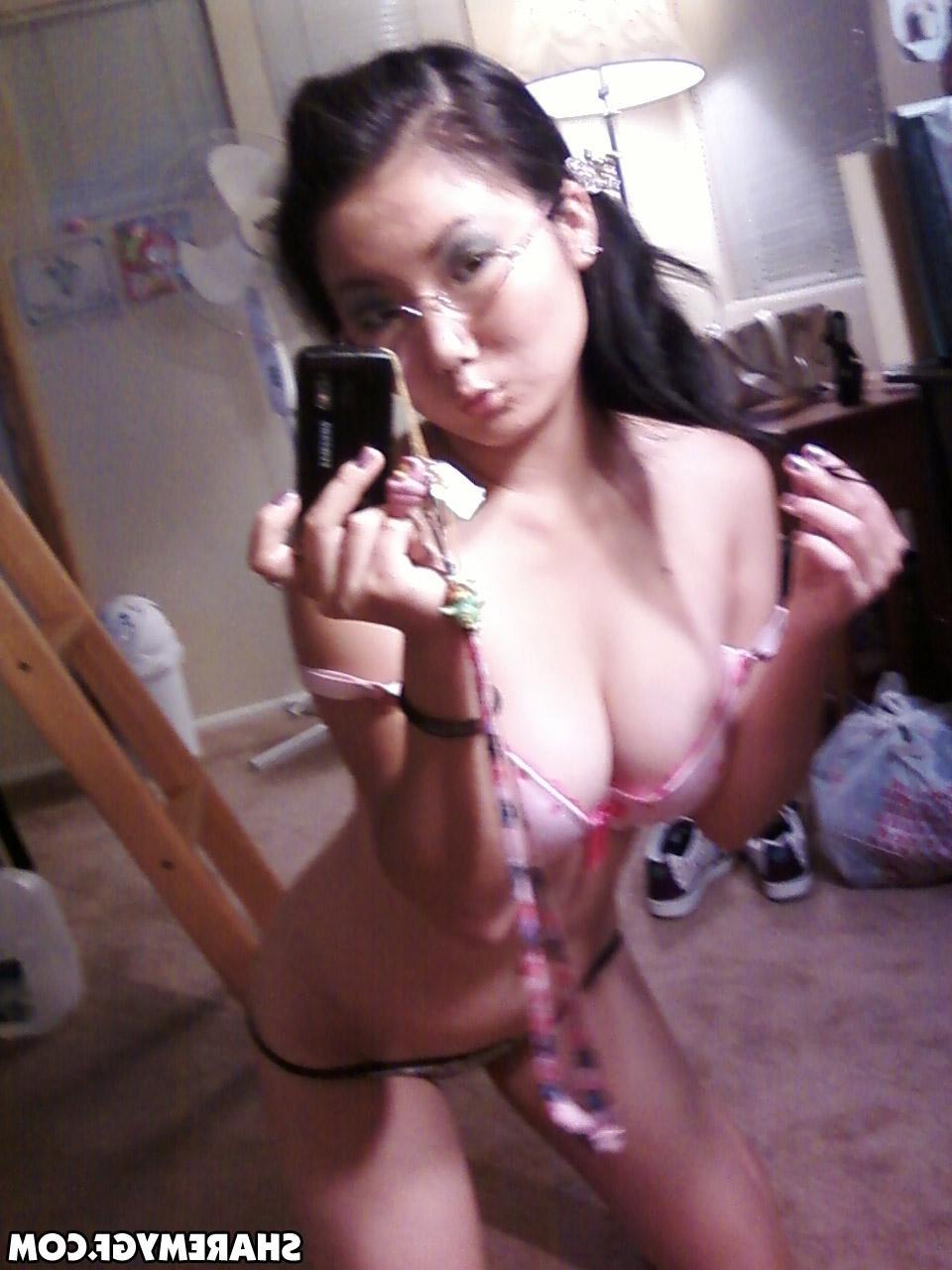 20P Hot asian GF shares some naughty selfies in her bedroom