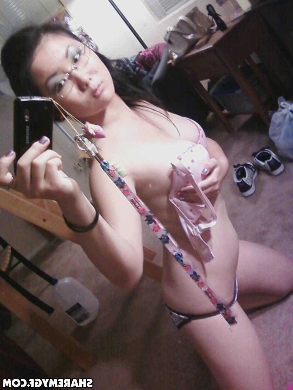 20P Hot asian GF shares some naughty selfies in her bedroom