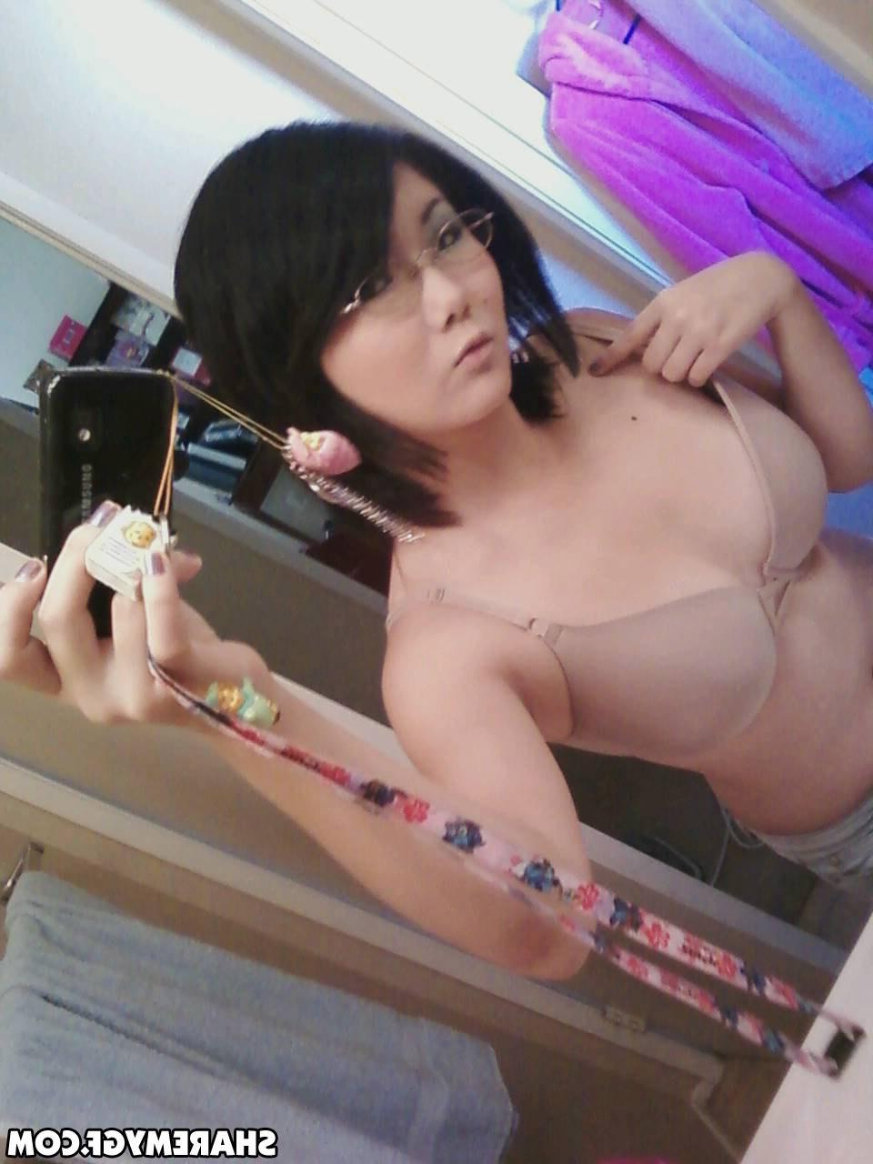 20P Hot asian GF shares some naughty selfies in her bedroom