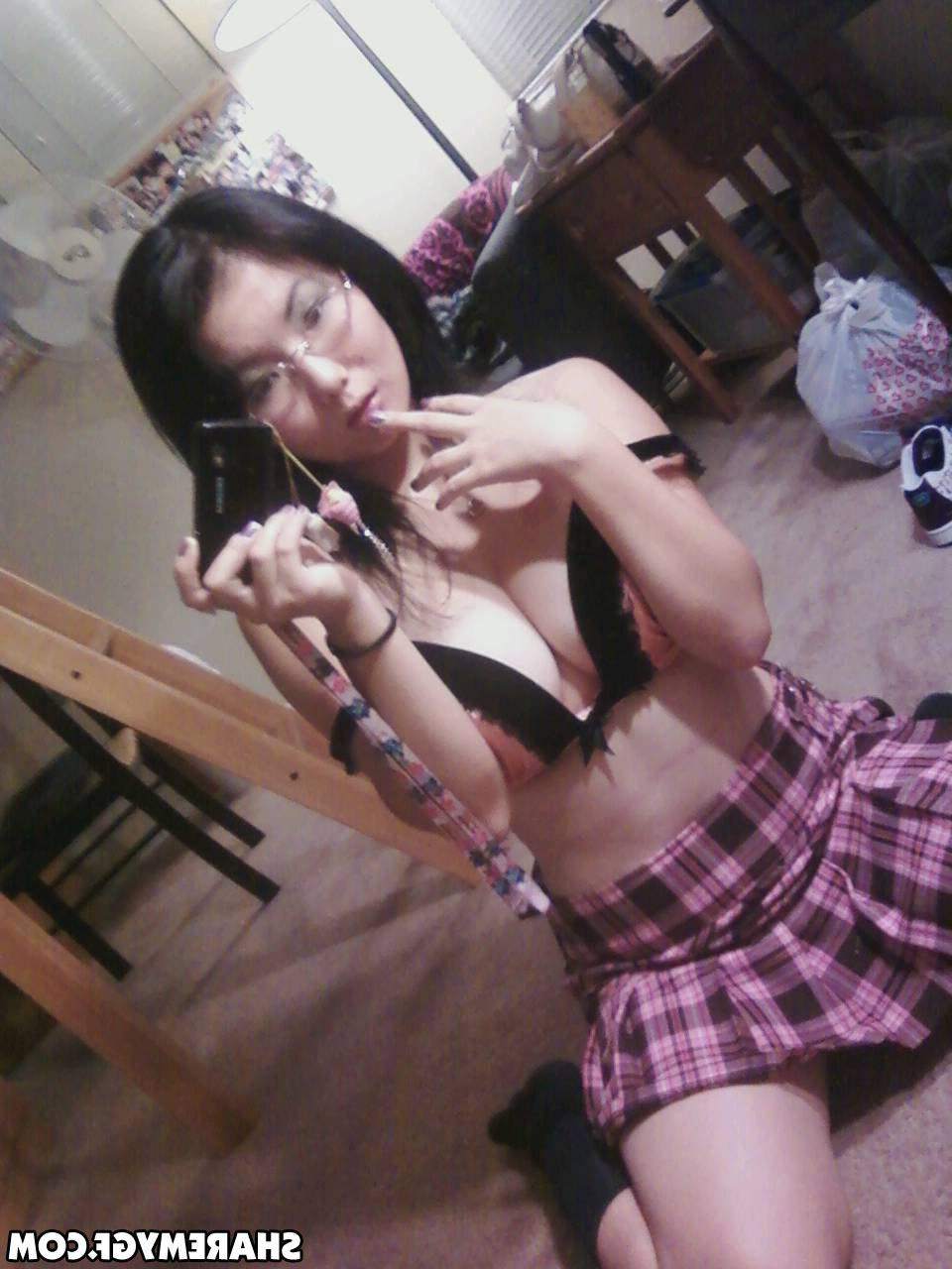 20P Hot asian GF shares some naughty selfies in her bedroom
