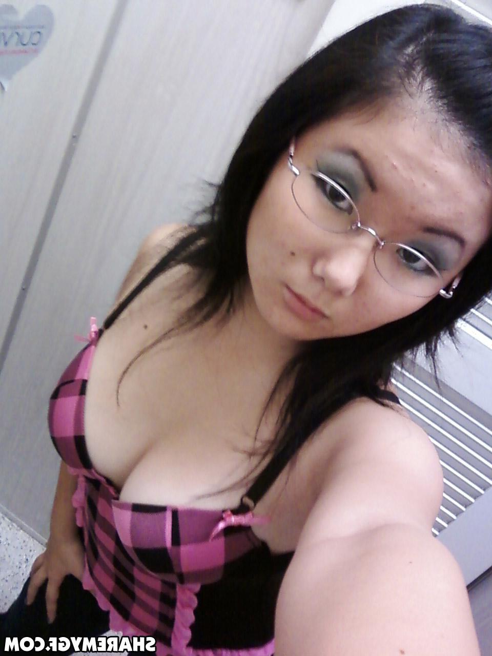 20P Hot asian GF shares some naughty selfies in her bedroom