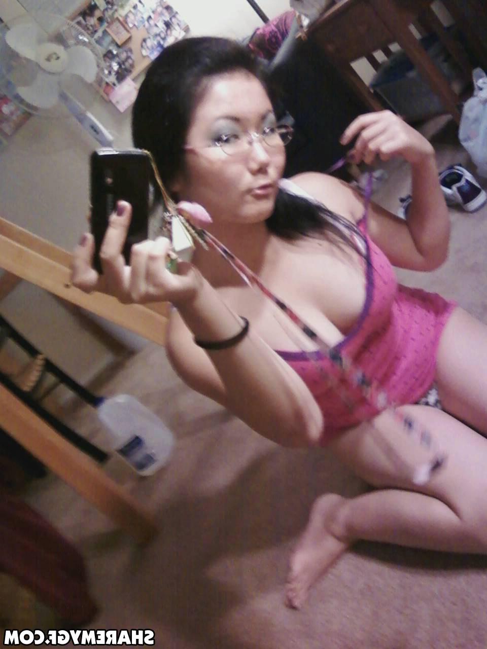 20P Hot asian GF shares some naughty selfies in her bedroom