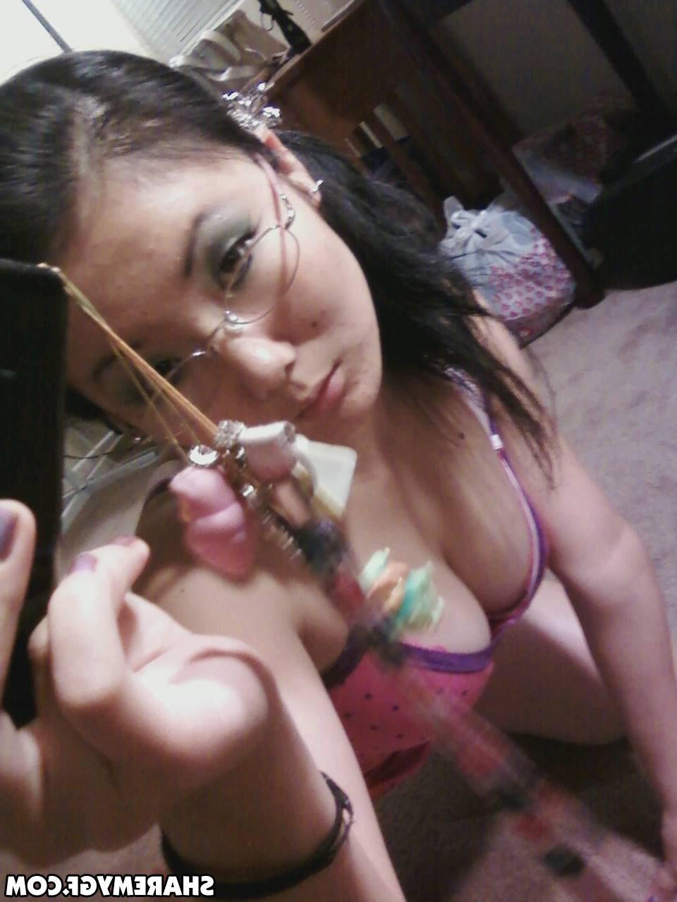 20P Hot asian GF shares some naughty selfies in her bedroom