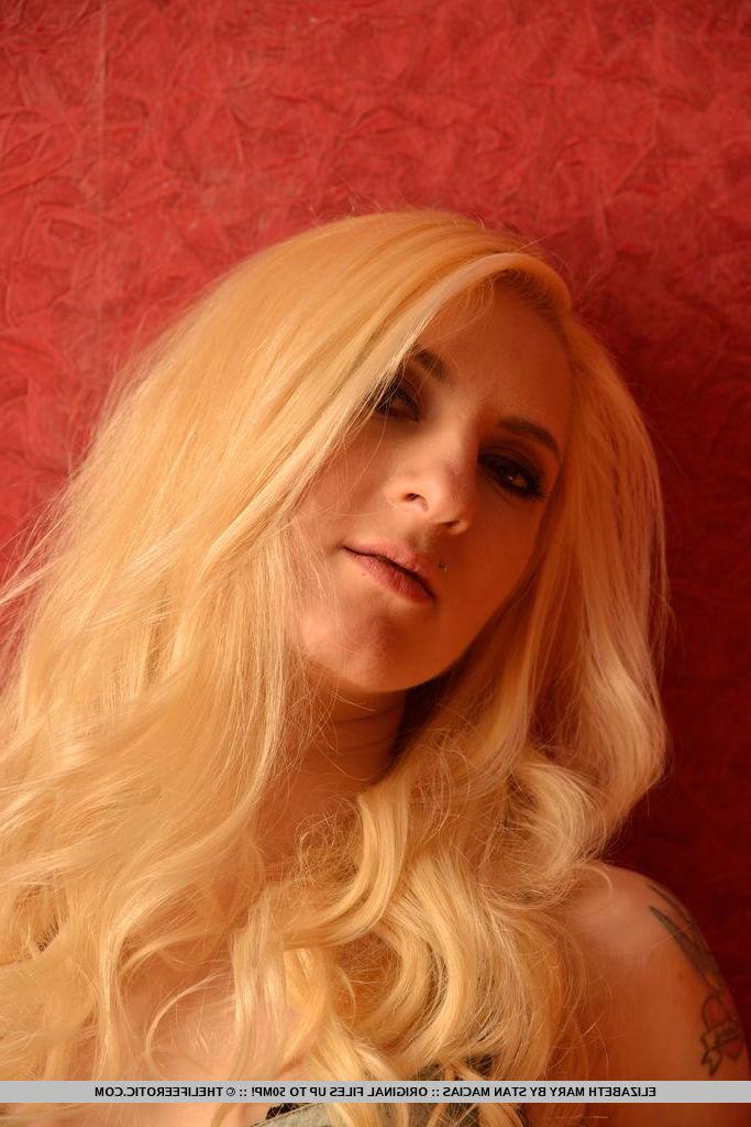 16P Blonde hottie Elizabeth Mary gets handcuffed and plays with her pubic hair