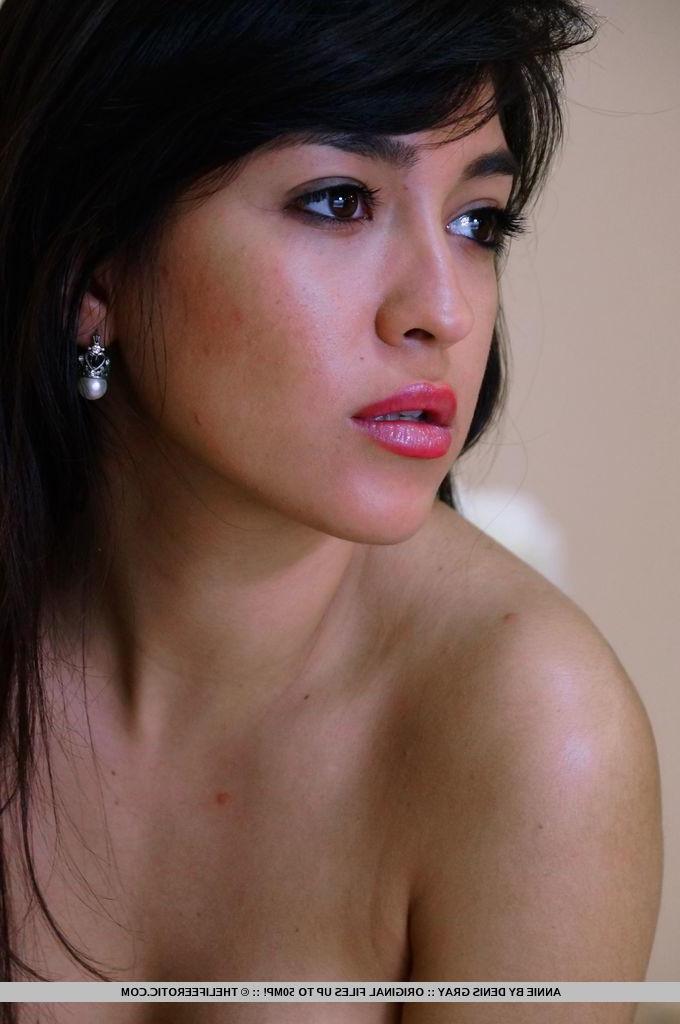 16P Brunette model Annie rubs one out for you in bed