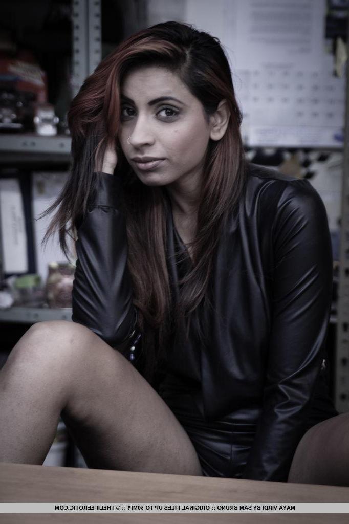 16P Das Alt-Pinup-Girl Maya Virdi zeigt Ihnen ihren nackten Körper im Büro