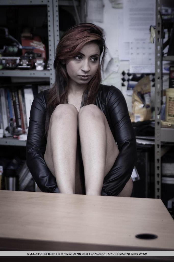 16P Das Alt-Pinup-Girl Maya Virdi zeigt Ihnen ihren nackten Körper im Büro