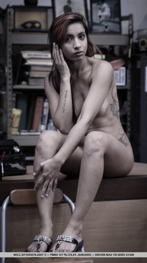 16P Das Alt-Pinup-Girl Maya Virdi zeigt Ihnen ihren nackten Körper im Büro