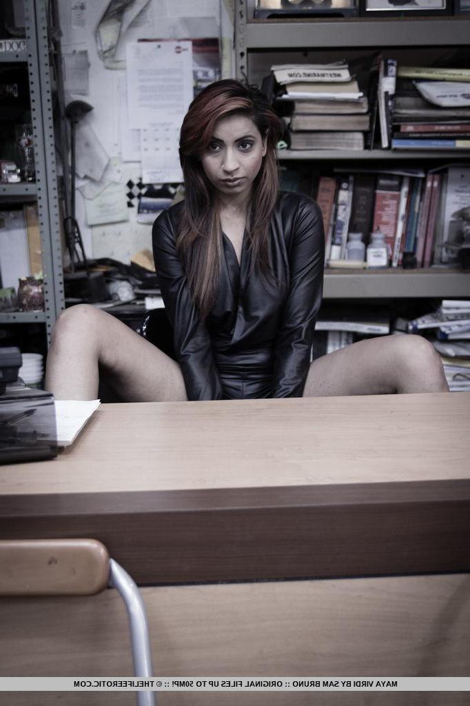 16P Das Alt-Pinup-Girl Maya Virdi zeigt Ihnen ihren nackten Körper im Büro