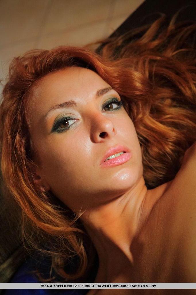 16P Stunning redhead Vetta offers you her wet pussy on the couch