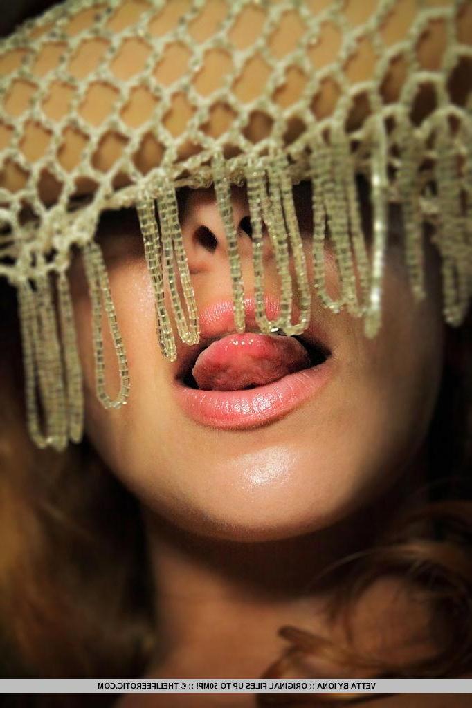 16P Stunning redhead Vetta offers you her wet pussy on the couch