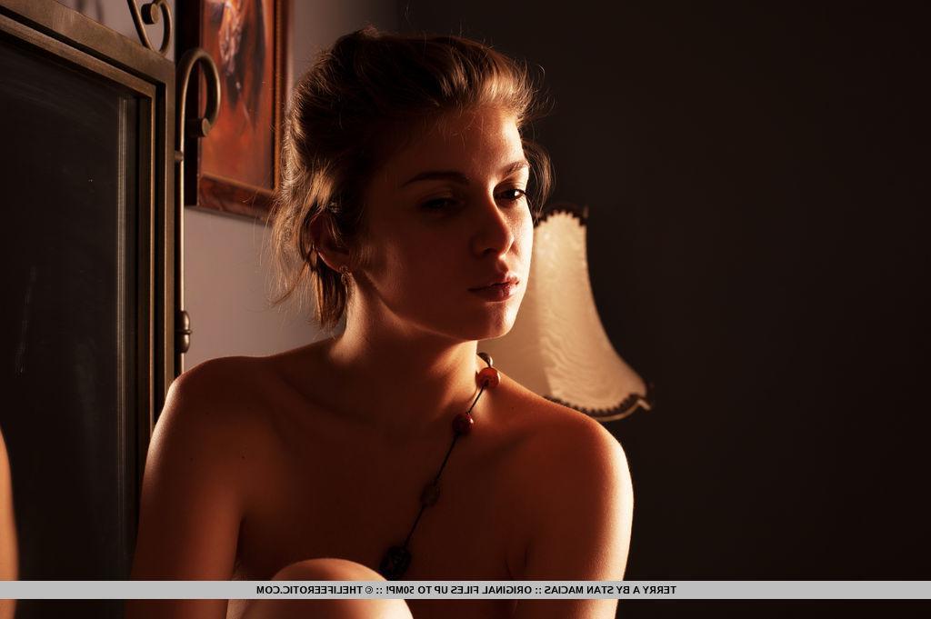 16P Erotic model Terry displays her beautiful nude body in the bedroom